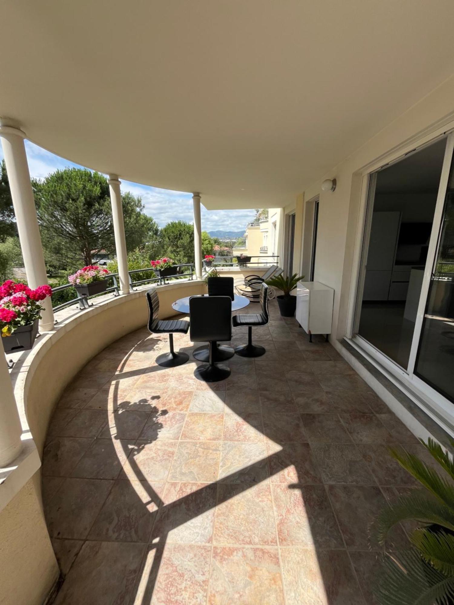 Appartement Entierement Equipe Charbonnières-les-Bains Eksteriør billede